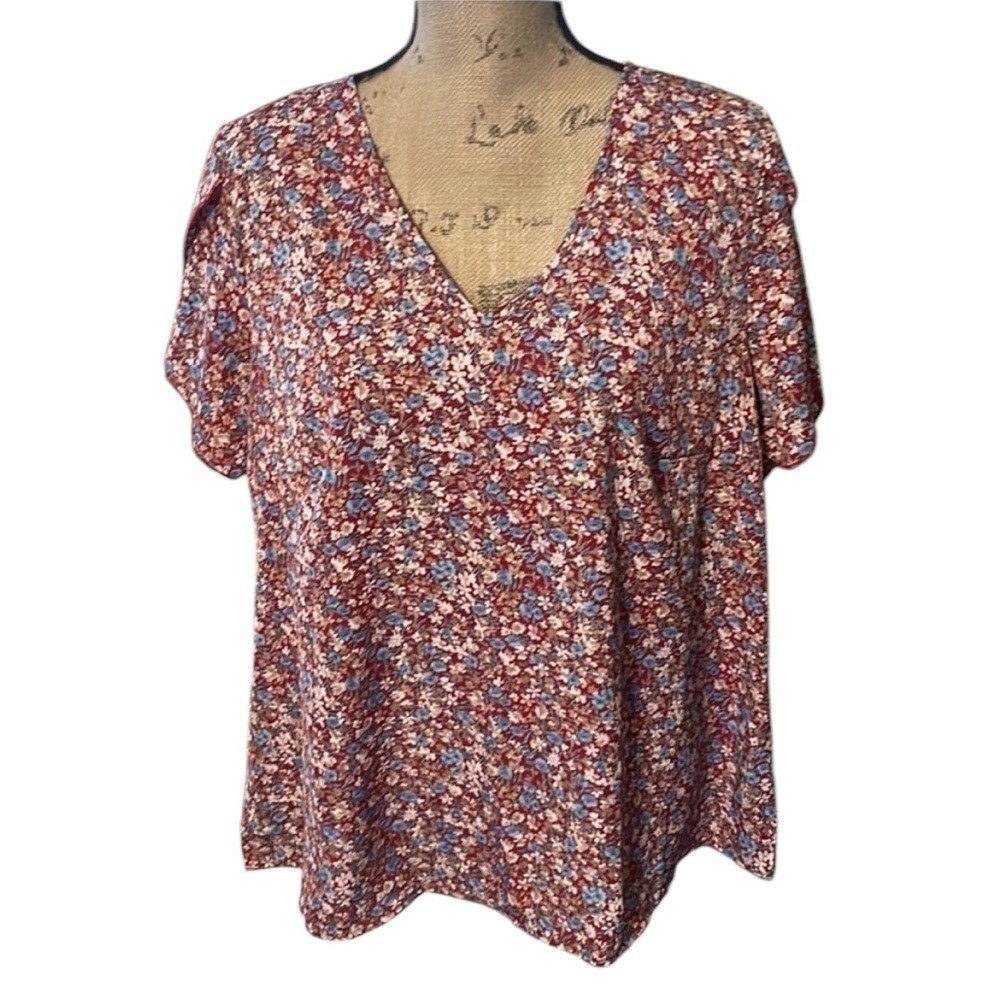 Unknown brand red v-neck blouse with blue, white & tan floral accents EUC